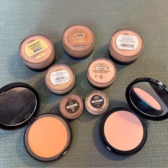 bareMinerals Foundation Collection and Brushes - Picture 3 of 3
